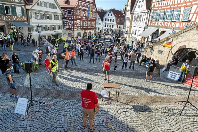 Bei der Demonstration gegen Coronamaßnahmen waren auch bekannte Gesichter dabei. Unter anderem Stephan Bergmann (mitte), ehemaliger Pressesprecher von „Querdenken“. Foto: J. Fiedler