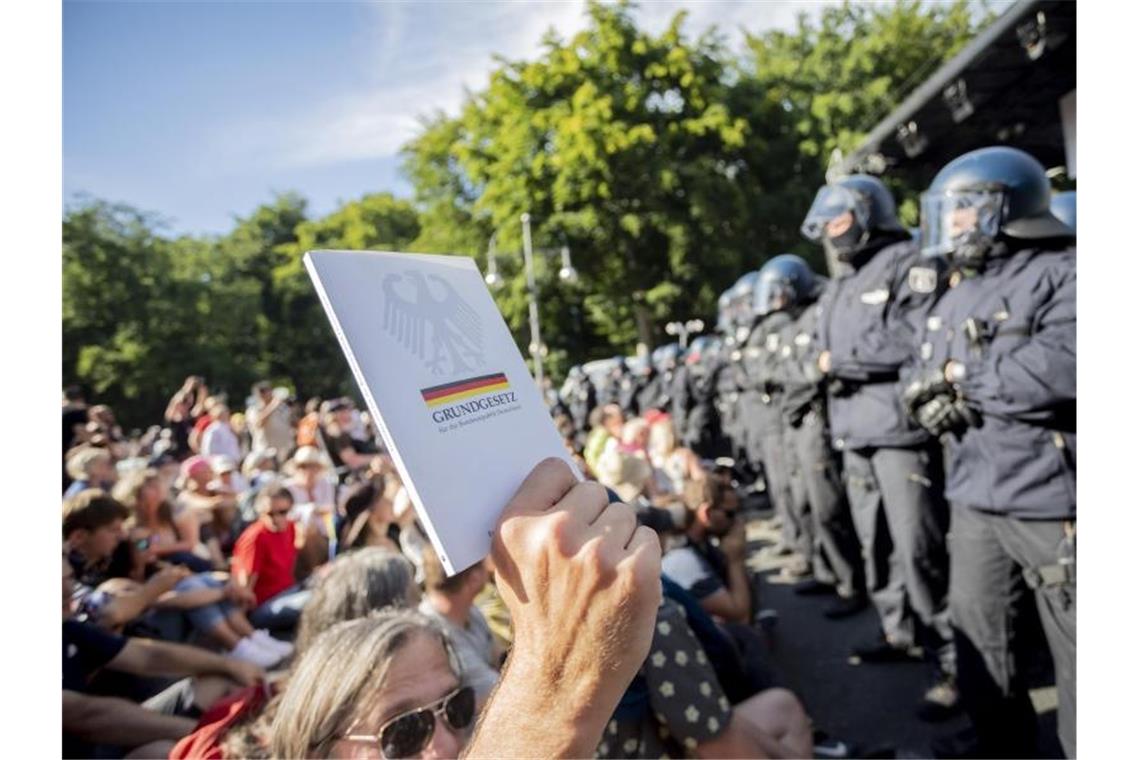Bei der Demonstration in Berlin gab es massenhafte Verstöße gegen die Corona-Auflagen. Foto: Christoph Soeder/dpa