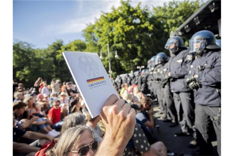 Bei der Demonstration in Berlin gab es massenhafte Verstöße gegen die Corona-Auflagen. Foto: Christoph Soeder/dpa