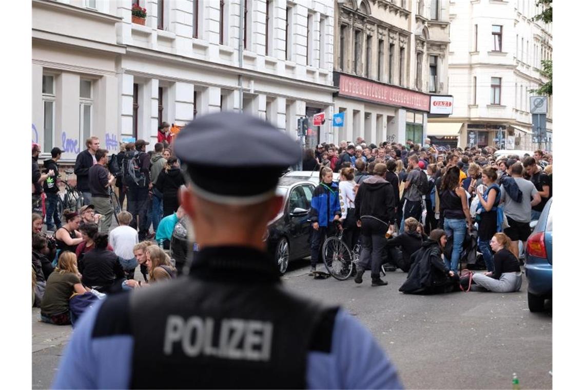 Bei der Demonstration sind Elf Polizisten verletzt und drei enschen vorläufig festgenommen worden. Foto: Sebastian Willnow