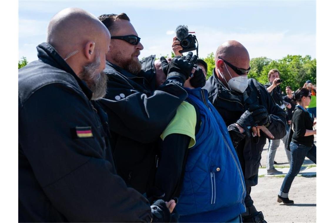 Bei der Demonstration vor dem Reichstagsgebäude wird ein Teilnehmer festgenommen. Foto: Christophe Gateau/dpa