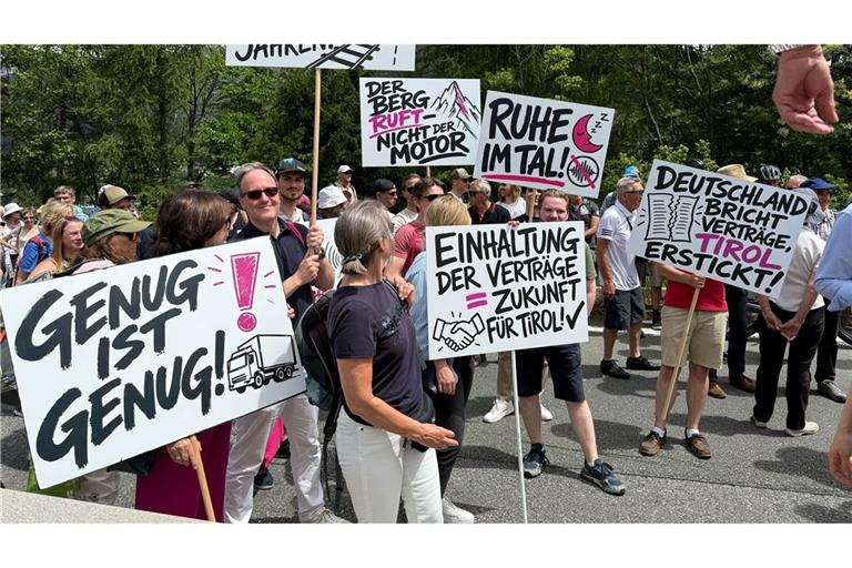 Bei der Demonstration wird auch Kritik an Deutschland geäußert.