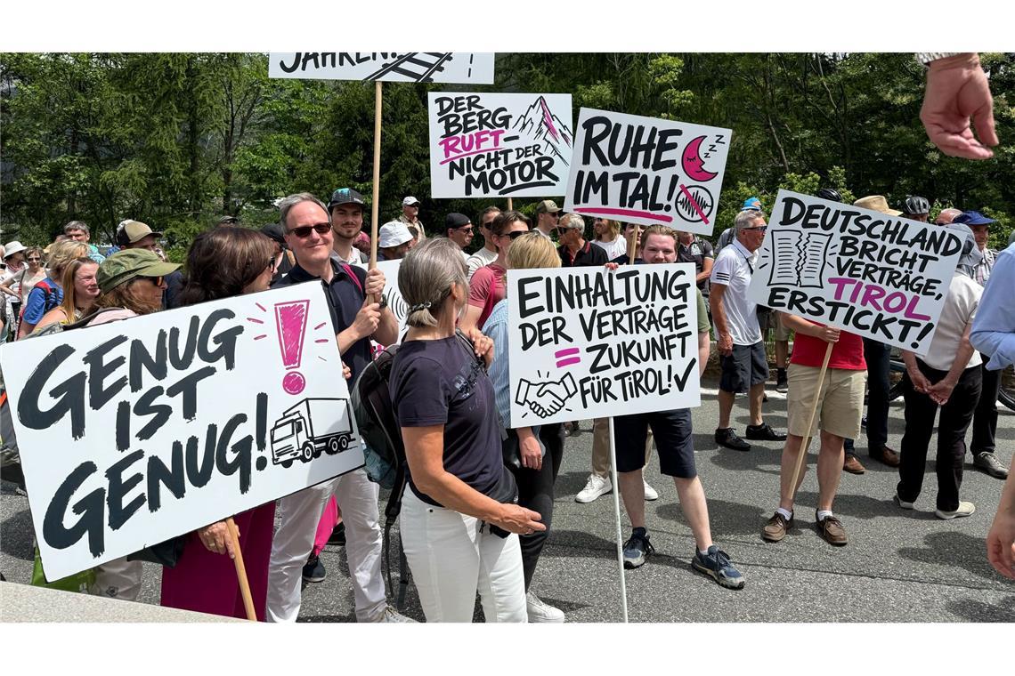 Bei der Demonstration wird auch Kritik an Deutschland geäußert.