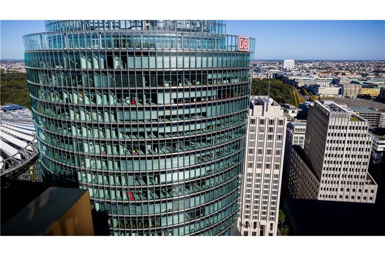 Bei der Deutschen Bahn gehen die Tarifverhandlungen mit der Lokführergewerkschaft GDL am Montag weiter. (Archivbild)