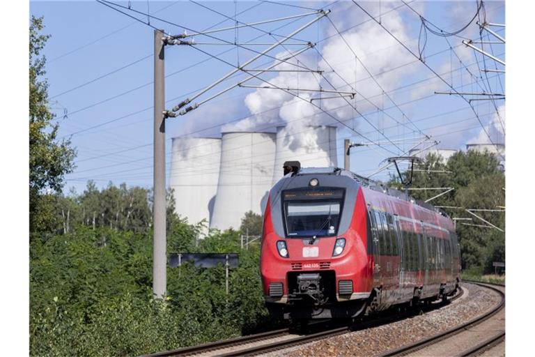 Bei der Deutschen Bahn kocht die Affäre um Beraterverträge für frühere Manager wieder hoch. Foto: Christoph Soeder/dpa