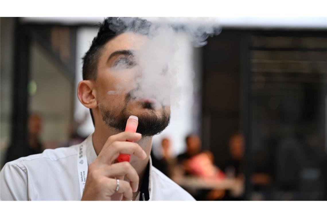 Bei der diesjährigen Branchenmesse Intertabac in Dortmund war der Trend hin zu E-Zigaretten zu sehen: Viele Stände bewarben die Vapes, ob als Einweg- oder Mehrweg-Produkt.