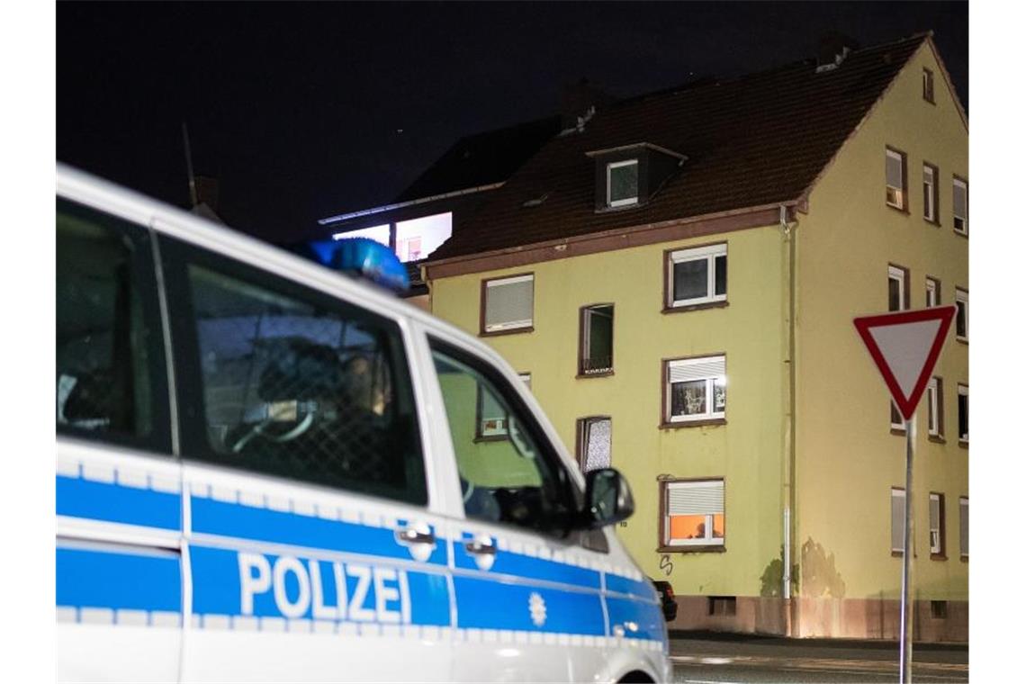 Junge im Schrank soll zwei Jahre lang bei Mann gelebt haben Bei der Durchsuchung einer Wohnung wegen Kinderpornografie-Verdachts hatte die Polizei den seit längerem vermissten 15-Jährigen entdeckt. Foto: Marcel Kusch/dpa