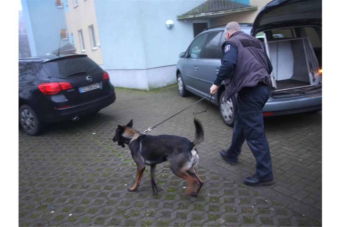 Bei der Durchsuchung in Castrop-Rauxel kommt ein Polizeihund zum Einsatz. Foto: René Werner/dpa