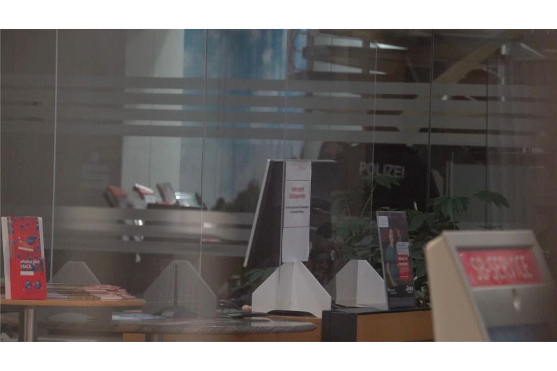 Bei der Durchsuchung sei es vorrangig um die Daten betroffener Kunden gegangen, hieß es von der Polizei.