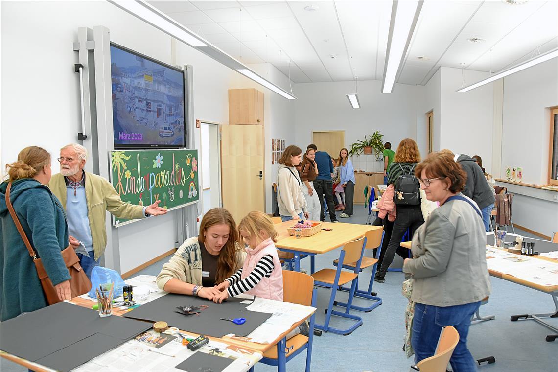 Die Waldorfschule Backnang feiert ihren Neubau Bei der Einweihung bieten Schüler der Oberstufe den jüngeren Kindern unter anderem Kinderschminken und Basteln an. Die Eltern können nebenher die hohen, hellen Unterrichtsräume und die digitalen Tafeln mit Touchscreen bewundern. Fotos: Tobias Sellmaier