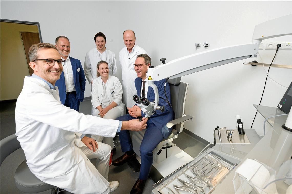 Neue Fachklinik Hals-Nasen-Ohren-Heilkunde am Rems-Murr-Klinikum Bei der Einweihung der neuen Hals-Nasen-Ohrenheilkunde am Rems-Murr-Klinikum Winnenden stellt Chefarzt Marc Burghartz (links) die diagnostischen Möglichkeiten auch Landrat Richard Sigel (rechts) vor. Klinik-Geschäftsführer André Mertel (Zweiter von links), Oberarzt Alessandro de Biasi, Ärztlicher Direktor Heiner Lange und die Leitende Oberärztin Pia Haug freuen sich mit. Foto: RMK