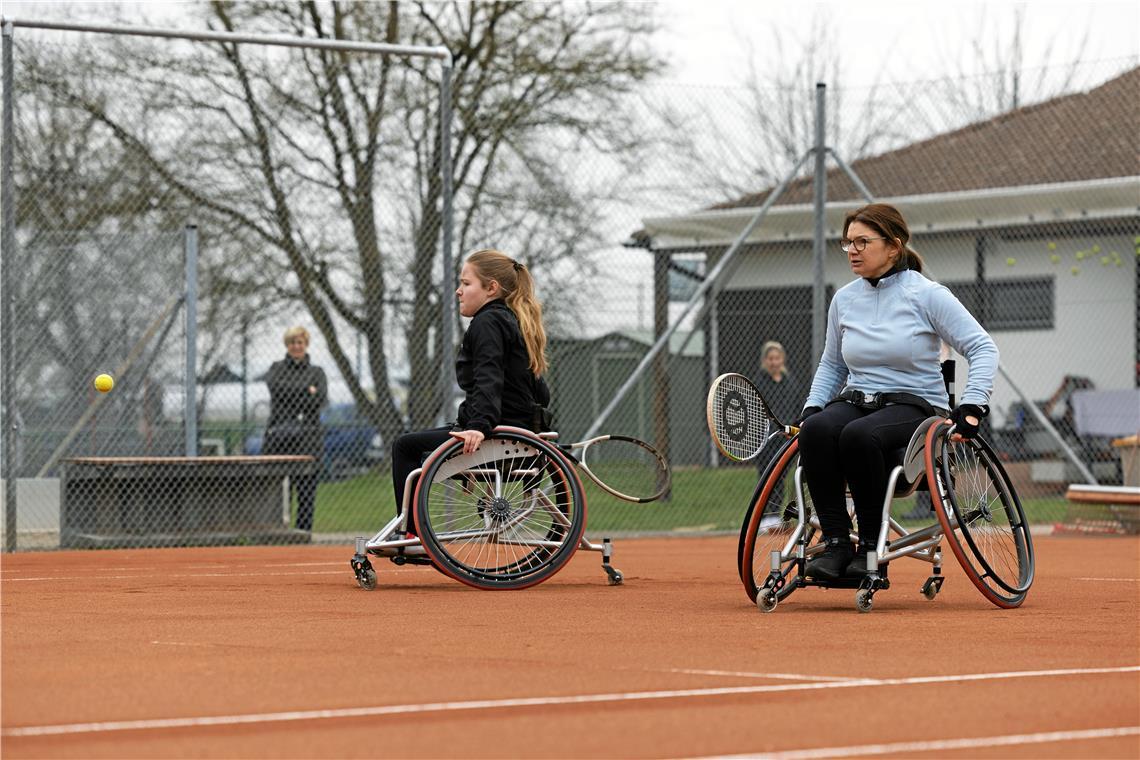 Neustart auf den Sportplätzen in Erbstetten Bei der Einweihung der sanierten Tennisanlage in Erbstetten zeigten Spielerinnen des TC Ditzingen einen weiteren Vorteil der neuen Ganzjahresplätze: Sie sind barrierefrei. Foto: Alexander Becher