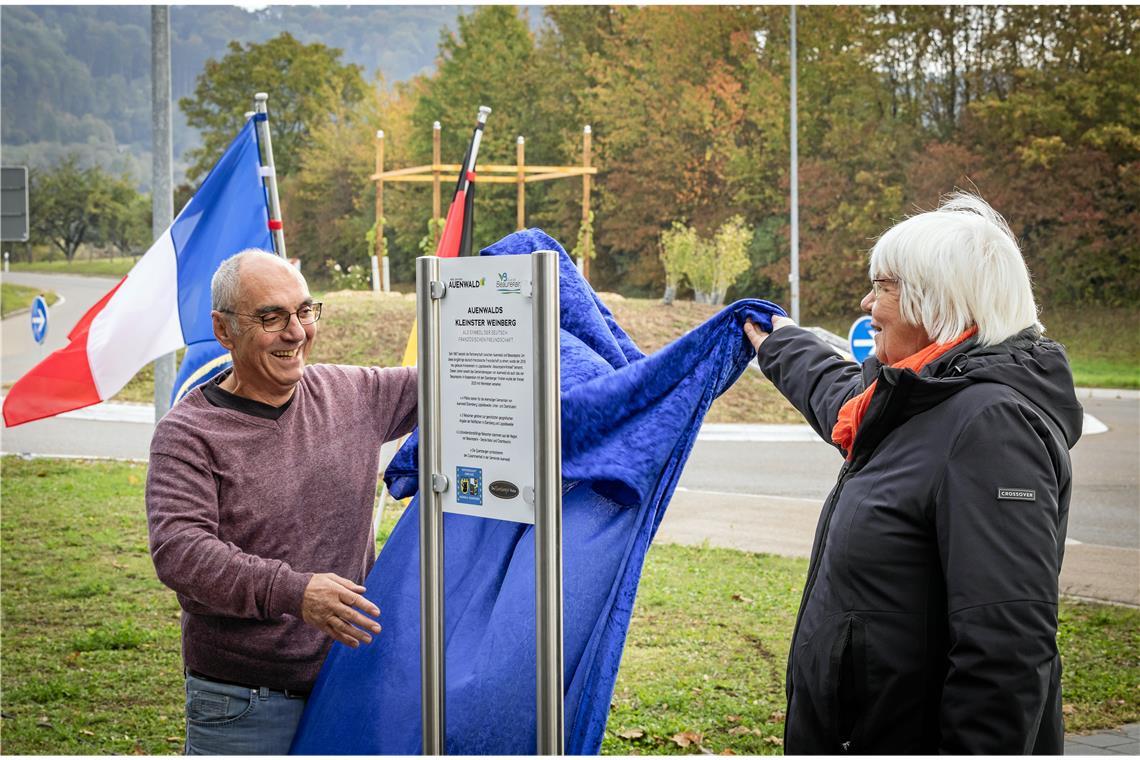 Kleinster Weinberg in Auenwald wird eingeweiht Bei der Einweihung des kleinsten Weinbergs Auenwald. Foto: Alexander Becher