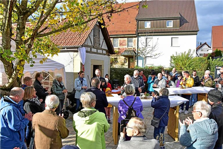 Bei der Einweihung haben sowohl Heinz Holzwarth als auch Maximilian Friedrich eine Rede gehalten. Foto: Foto: Tobias Sellmaier