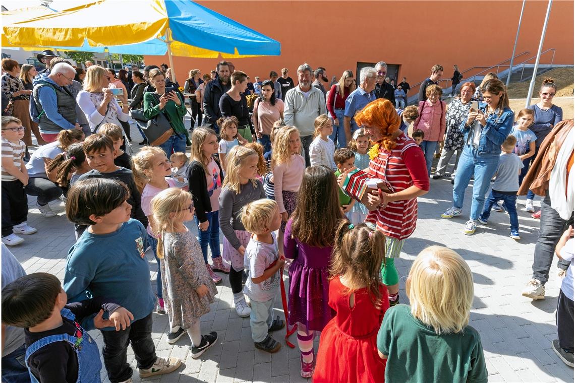 Die Backnanger Sportkita Plaisir wird eingeweiht Bei der Einweihungsfeier gibt es auch einige Überraschungen für die Kinder.