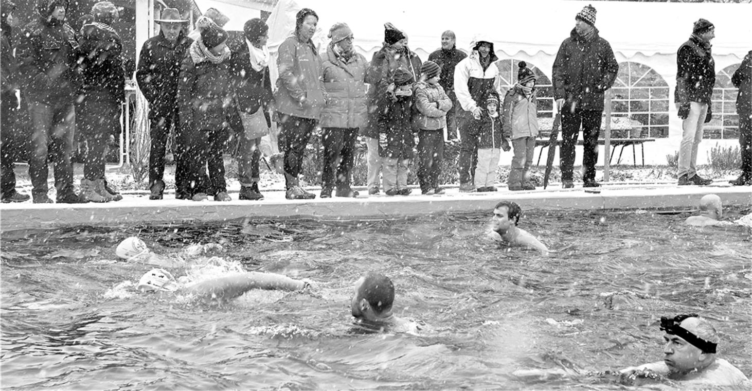 Bei der Eisschwimmpremiere im vergangenen Jahr trauten sich knapp 40 Mutige bei Schneefall ins eiskalte Nass. Foto: T. Sellmaier