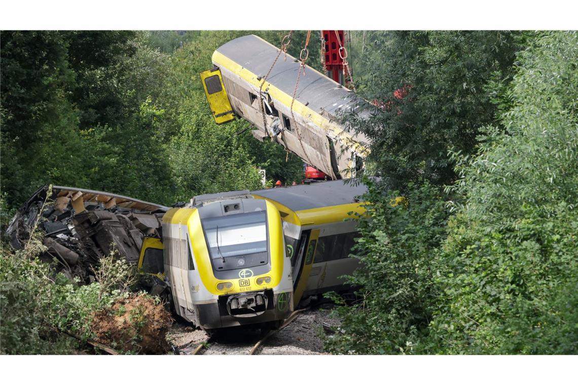 Analyse läuft, Strecke weiter unpassierbar Bei der Entgleisung eines Regionalzugs nach einem Unwetter am 27. Juli waren drei Menschen getötet worden, Dutzende wurden teilweise schwer verletzt.