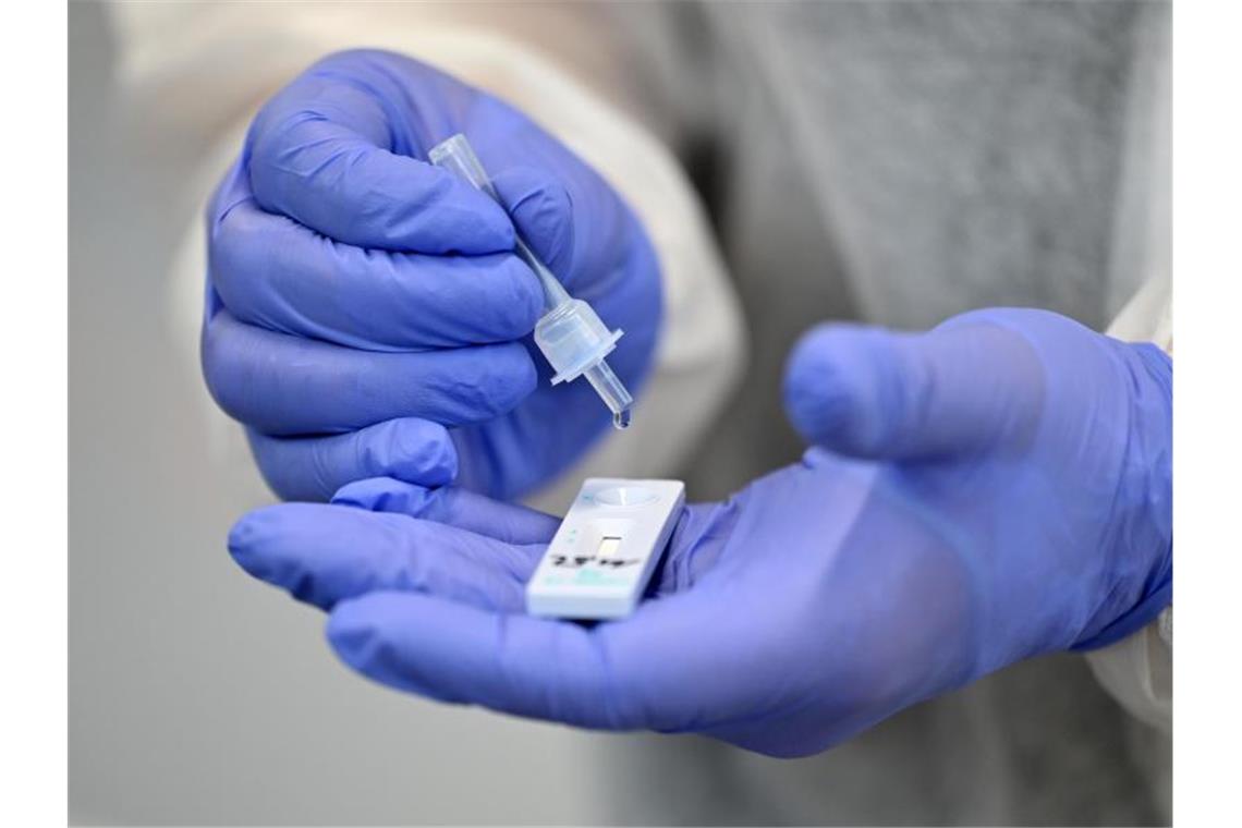 Schnelltests erkennen Omikron oft nicht Bei der Erkennung der Omikron-Variante weisen viele Schnelltests Schwächen auf (Symbolfoto). Foto: Martin Schutt/dpa-Zentralbild/dpa