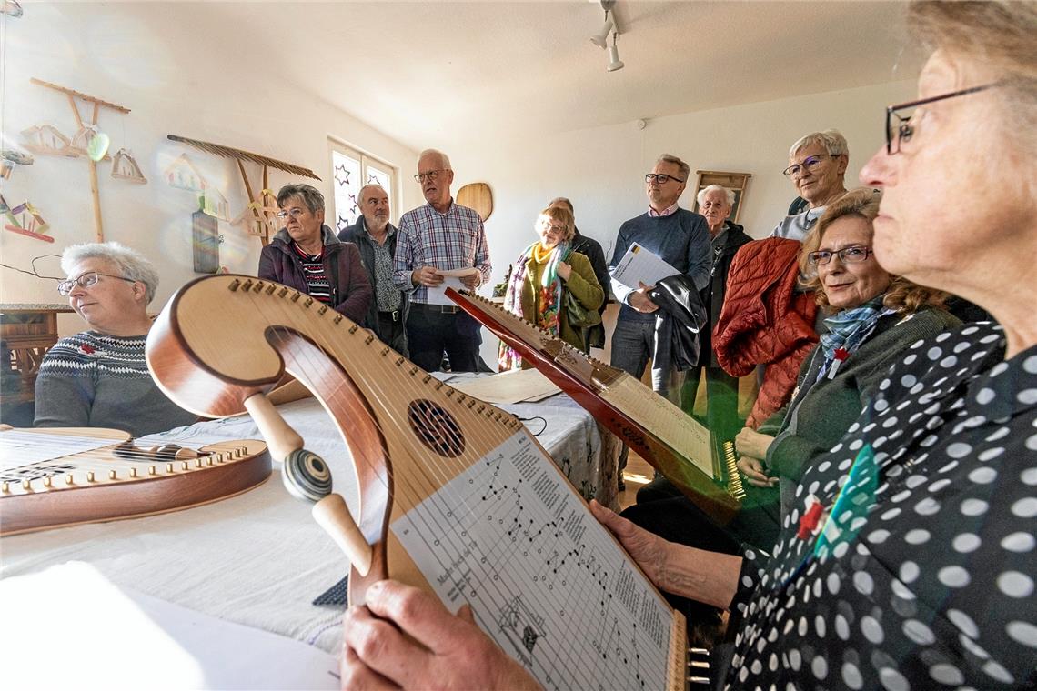Bei der Eröffnung der Ausstellung spielten fünf Musikerinnen – zwei davon auf echten Veeh-Harfen. 
