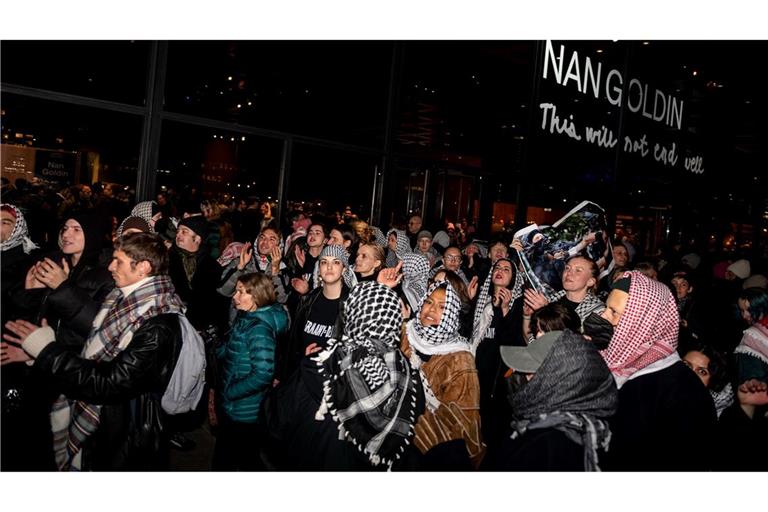 Bei der Eröffnung der Nan-Goldin-Retrospektive in Berlin gab es propalästinensische Proteste.