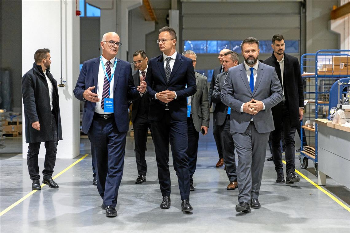 Bei der Eröffnung des neuen Werks in Debrecen unterhält sich der Aufsichtsratsvorsitzende Markus Höfliger (Zweiter von links) mit dem ungarischen Außen- und Handelsminister Péter Szijjártó. Fotos: Harro Höfliger