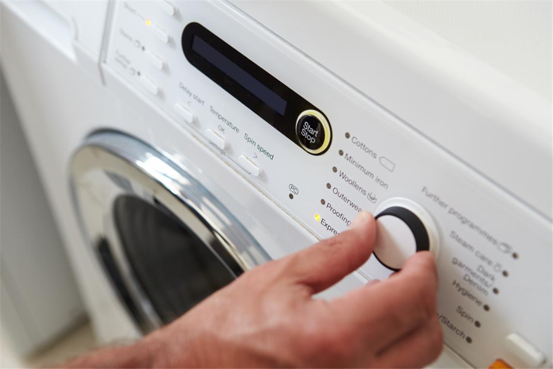 Neue Waschmaschine - So funktioniert die erste Nutzung Bei der ersten Nutzung einer neuen Waschmaschine sollte diese leer laufen. Worauf Sie dabei achten müssen, erfahren Sie hier.