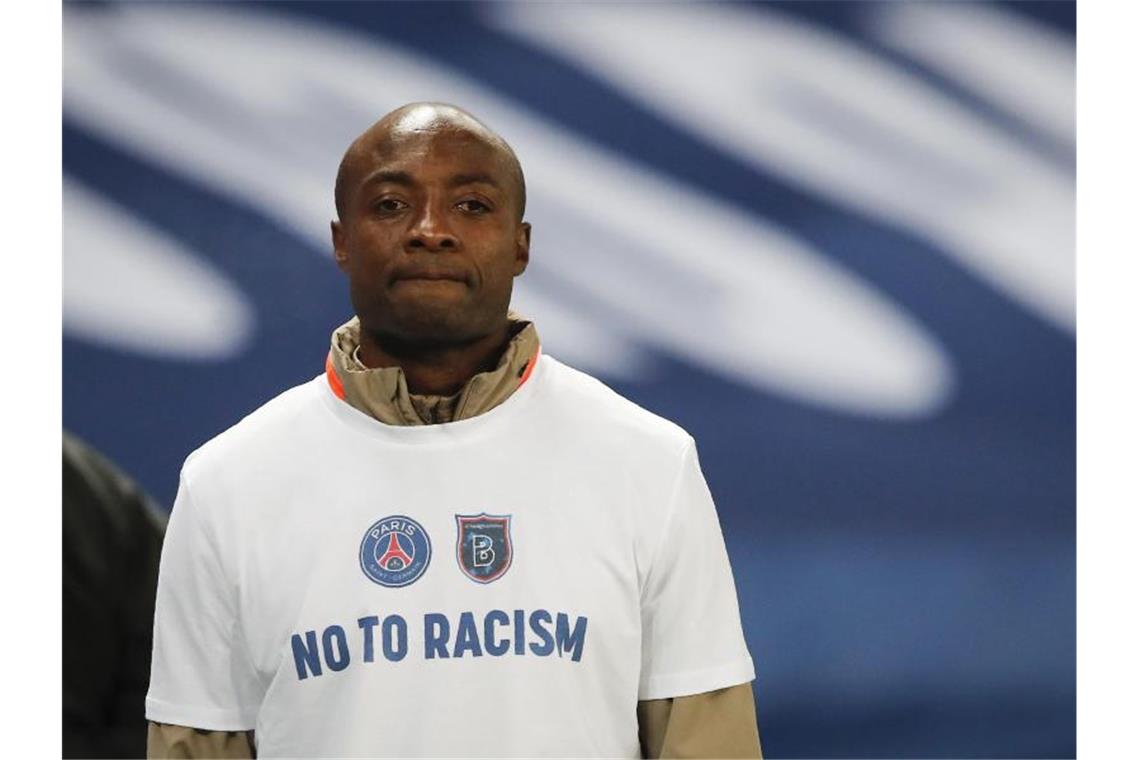 Bei der Erwärmung trugen Webo, die Spieler beider Teams sowie die Schiedsrichter weiße T-Shirts mit der Aufschrift „No to Racism“. Foto: Francois Mori/AP/dpa