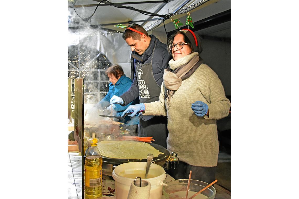 Bei der Ev. Freikirche raucht und dampft es. Weihnachtsmarkt Allmersbach im Tal....