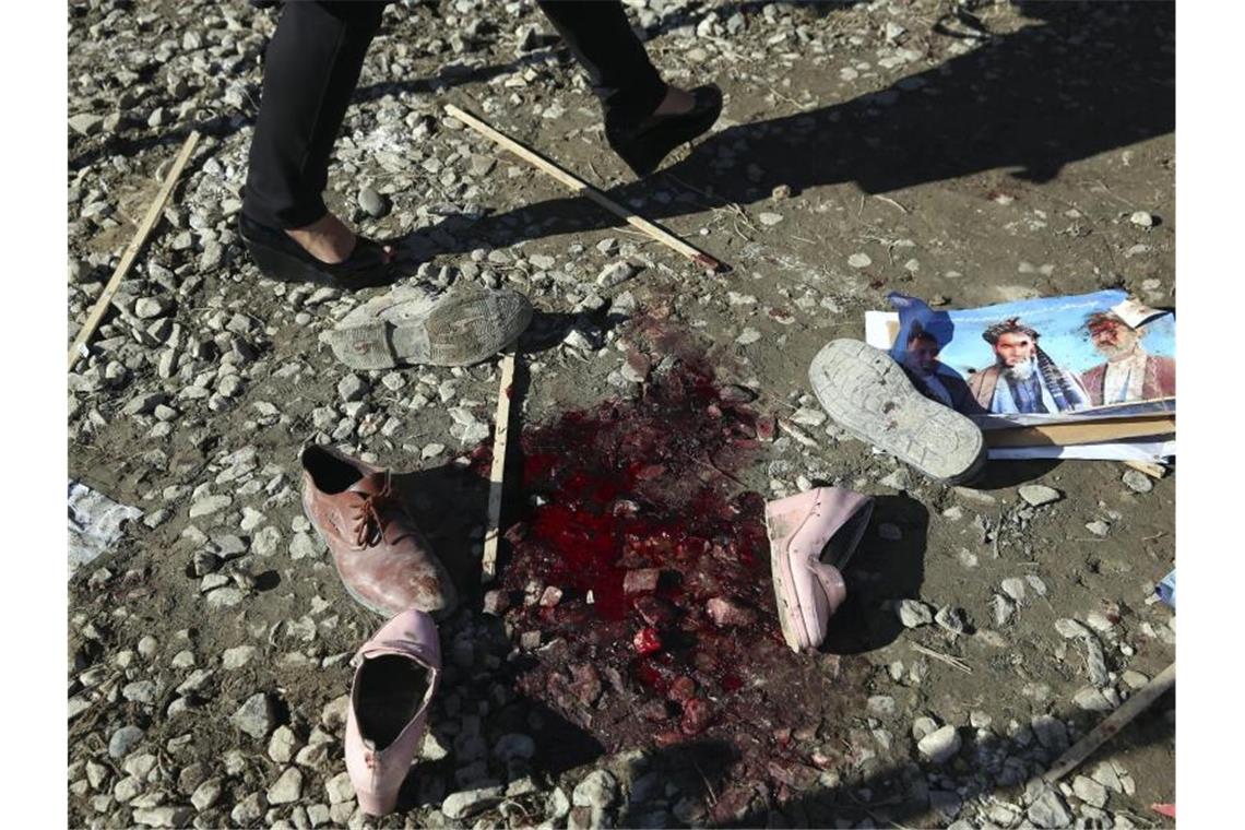 Blutige Stunden vor dreitägiger Waffenruhe in Afghanistan Bei der Explosion einer Autobombe in der afghanischen Zentralprovinz Logar sind nach Angaben von Provinzräten mindestens 18 Menschen getötet worden. Foto: Rahmat Gul/AP/dpa