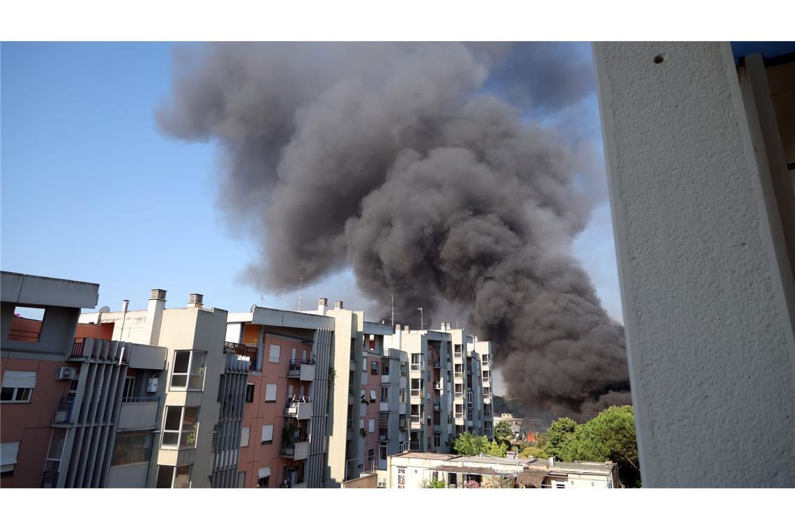 Explosion an Tankstelle in Rom - Mehrere Verletzte Bei der Explosion ist eine schwarze Rauchwolke zu sehen - die Stadt Rom hat die Bürger aufgerufen, die Fenster geschlossen zu halten.