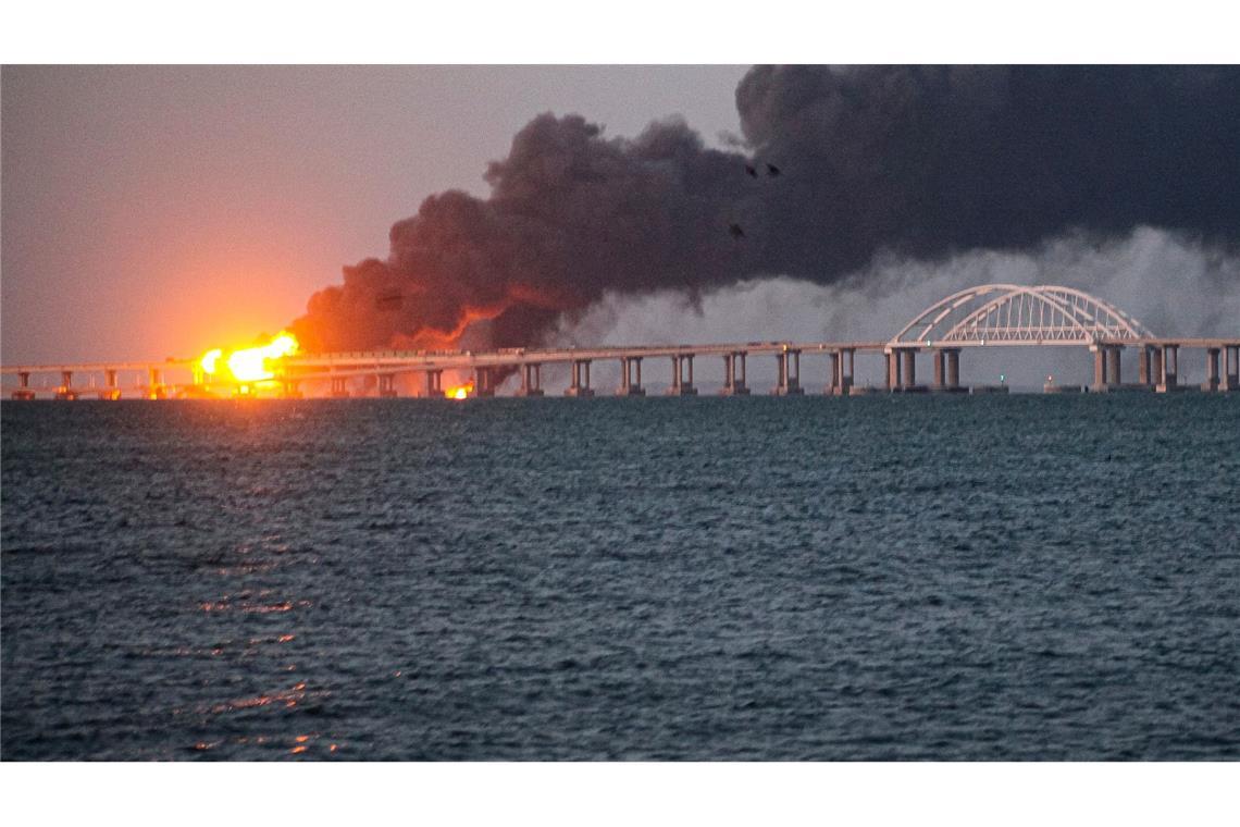 Prozess um Anschlag auf Krimbrücke: Lebenslänglich gefordert Bei der Explosion wurde die Brücke zur Krim schwer beschädigt. (Archivbild)