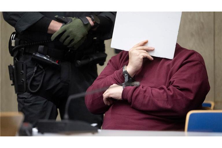 Bei der Fahrt Anfang März war der Angeklagte laut Staatsanwaltschaft gezielt auf Menschen zugefahren. Eine 83-jährige Frau und ein 54-jähriger Mann wurden getötet.