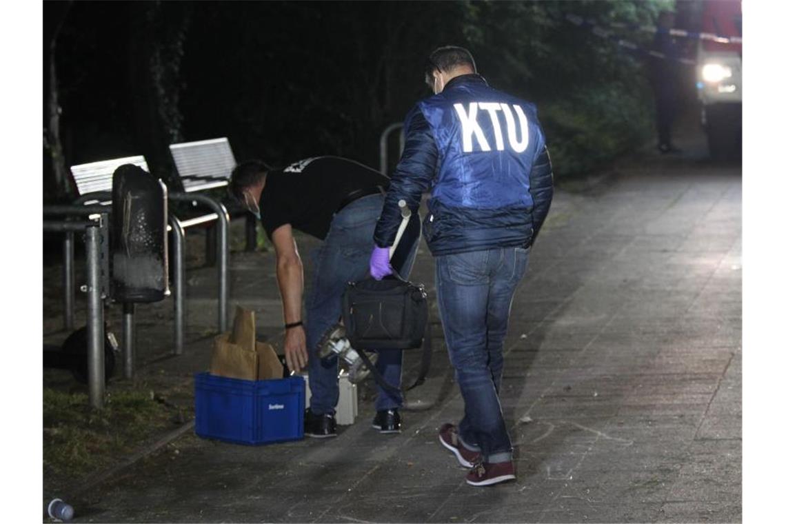 Flüchtiger Straftäter hielt Mutter Messer an Hals Bei der Festnahme ist ein Mann durch eine Kugel tödlich getroffen worden. Foto: -/dpa