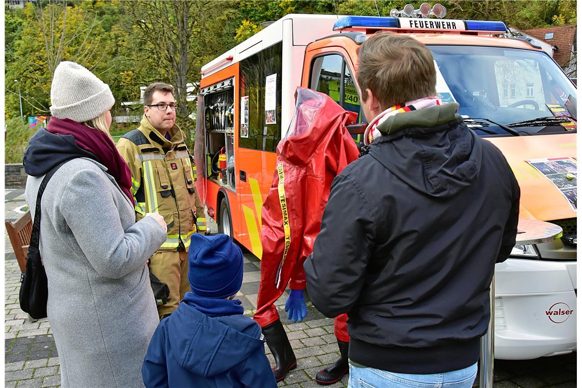 Bei der Feuerwehr wird die Ausrüstung erklärt. Backnanger Gänsemarkt 2025.