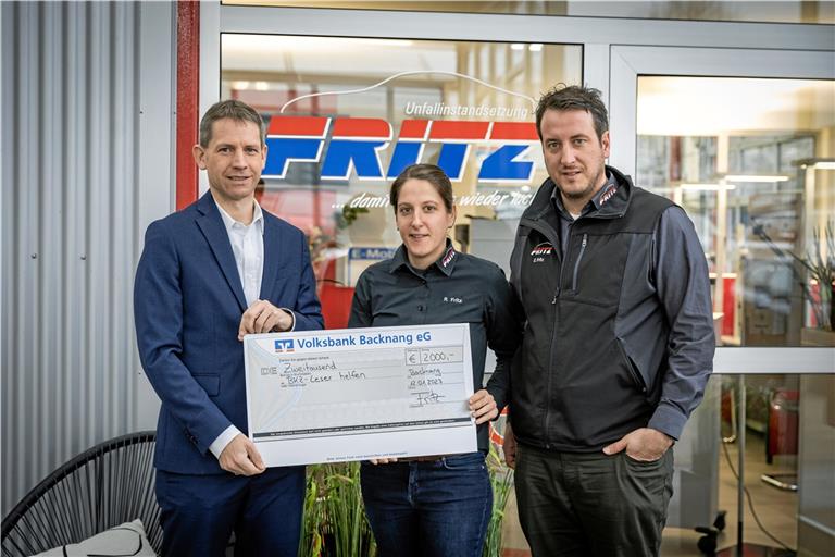 Bei der Firma Karosseriebau Fritz hat das Spenden Tradition: BKZ-Redaktionsleiter Kornelius Fritz (links) mit Romy und Ernst Fritz von der Geschäftsführung. Foto: Alexander Becher