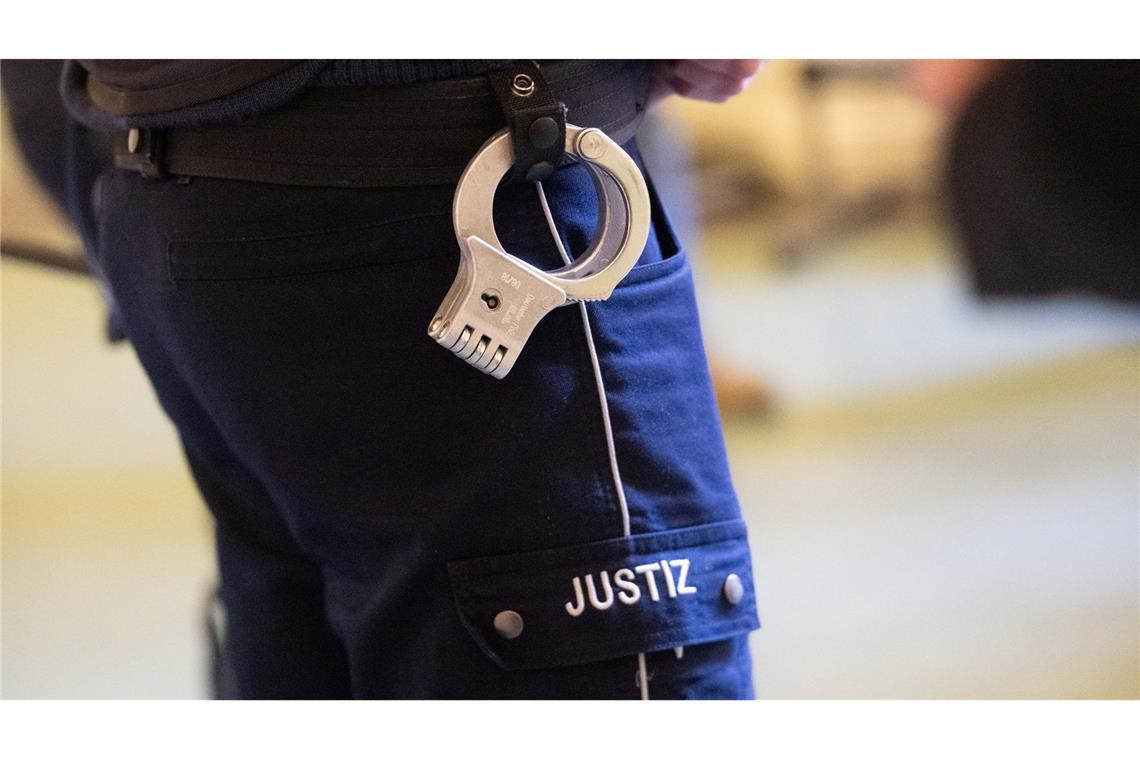 Spektakuläre Flucht: Sträfling türmt aus dem Gerichtssaal Bei der Flucht aus dem Gerichtssaal verletzte der Straftäter einen JVA-Beamten. (Symbolbild)