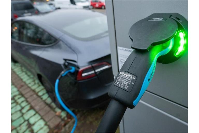 Bei der Förderung von Elektrofahrzeugen soll nach dem Willen des Kfz-Gewerbes künftig das Bestelldatum gelten und nicht wie bisher das Zulassungsdatum. Foto: Julian Stratenschulte/dpa