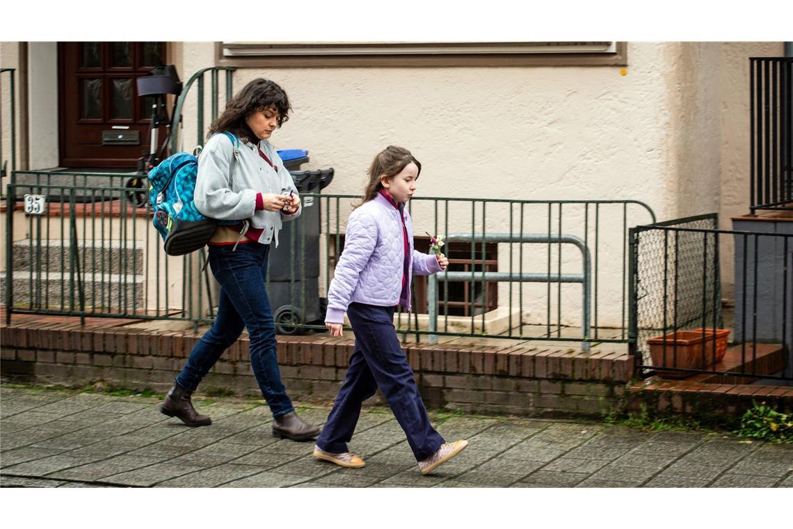 So war „Solange du atmest“, der neue „Tatort“ aus Bremen Bei der Freundin fühlen sich Rani Ewers und Tochter Mia (Pola Friedrichs) zunächst sicher.