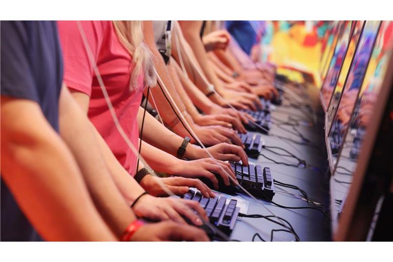 Bei der Gamescom strömen zehntausende Menschen durch die Kölner Messehallen und probieren neue Games aus.