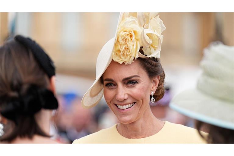 Bei der Gartenparty trug Kate ein pastellgelbes Kleid mit passendem Kopfschmuck, einem sogenannten Fascinator.
