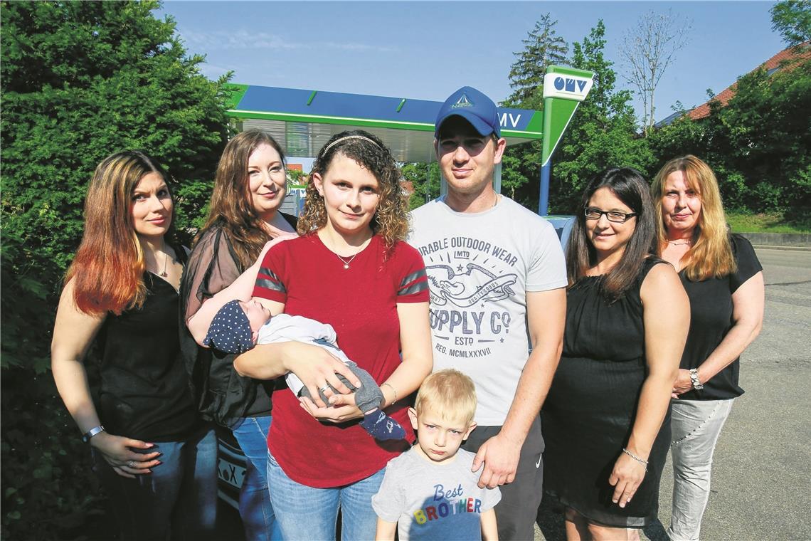 Das Baby von der Tankstelle Bei der Geburt von Vera und Jens Kailers Sohn Luca (in der Mitte, mit seinem großen Bruder Max) an der OMV-Tankstelle in Weissach haben Nathalie Knebel, Jessica Kliegl, Sarah Contessa und Sandra Knebel (von links) kurzerhand mitgeholfen. Foto: A. Becher