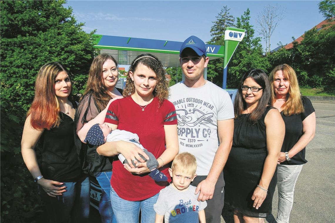 Bei der Geburt von Vera und Jens Kailers Sohn Luca (in der Mitte, mit seinem großen Bruder Max) an der OMV-Tankstelle in Weissach haben Nathalie Knebel, Jessica Kliegl, Sarah Contessa und Sandra Knebel (von links) kurzerhand mitgeholfen. Foto: A. Becher