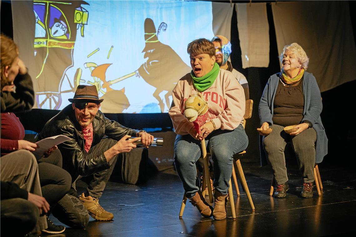 „Die Freispieler“: der erste inklusive Theaterkurs im Bandhaus Bei der Generalprobe haben die Darstellerinnen und Darsteller sichtlich viel Spaß. In der Szene oben bringt einer der drei Räuber (gespielt von Richie Kanke) das Pferd der Kutscherin (Tanja Liebig) mit einer Ladung Pfeffer in die Nüstern zum Stehen. Fotos: Alexander Becher