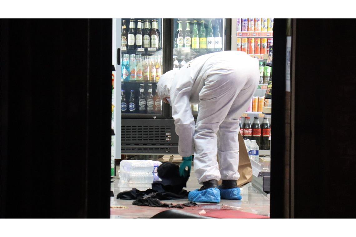 Bei der Gewalttat in einem Kiosk in der Mannheimer Innenstadt ist ein 39 Jahre alter Mann schwer verletzt worden.