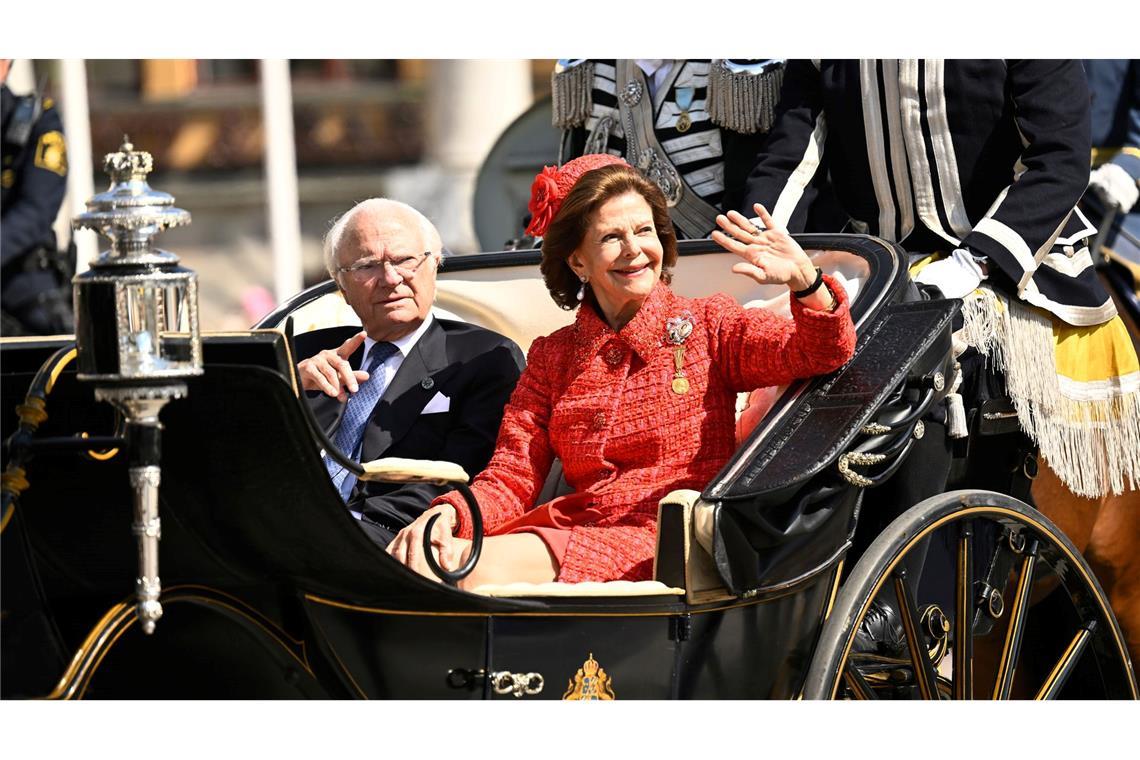Bei der großen Feier zu ihrer Goldhochzeit fuhren König Carl XVI. Gustaf und Königin Silvia am vergangenen Wochenende in einer offenen Kutsche durch Stockholm.