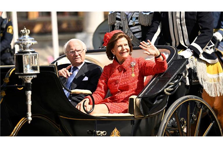 Bei der großen Feier zu ihrer Goldhochzeit fuhren König Carl XVI. Gustaf und Königin Silvia am vergangenen Wochenende in einer offenen Kutsche durch Stockholm.