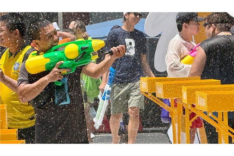 Bei der großen Hitze bieten die Wasserschlachten eine willkommene Abkühlung.
