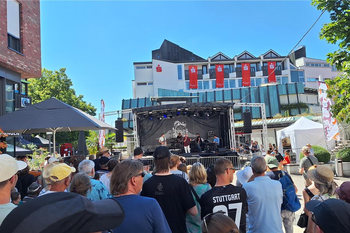 Der Live-Blog zum 53. Backnanger Straßenfest: Mit dem Zapfenstreich klingt das Fest aus Bei der großen Hitze hält sich das Publikum lieber im Schatten, geht aber gut mit. Foto: Kai Wieland