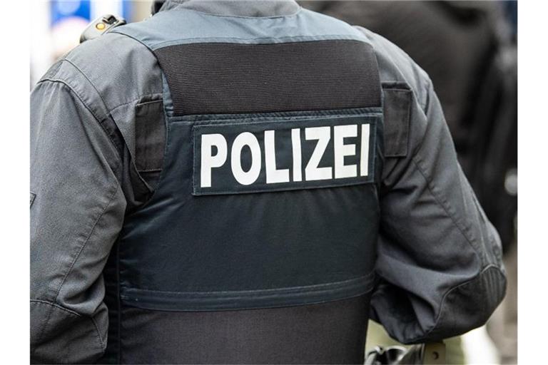Bei der Großrazzia sind mehrere Hundert Polizisten in Einsatz. Foto: Swen Pförtner/dpa