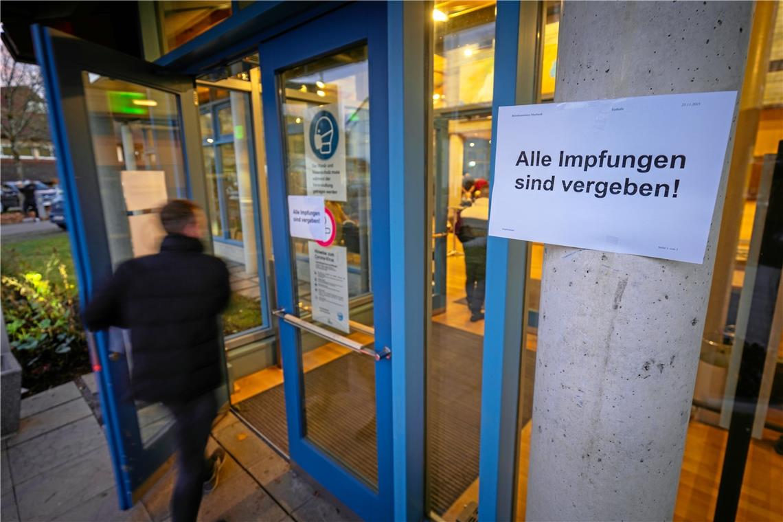 Murrhardt setzt auf Nummernvergabe Bei der Impfaktion verteilt die Stadt Karten an die ersten 100 Wartenden, das sorgt für Frust, entzerrt die Situation aber auch.Foto: A. Becher